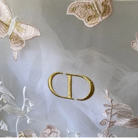 Stylish Dior Beauty GWP tote.
Cream Lace tote with embroidered buttertly - Picture 4 of 14